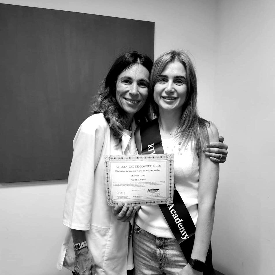 Participante recevant son attestation de compétences O-LRNIS avec Candice Smarrito-Menozzi