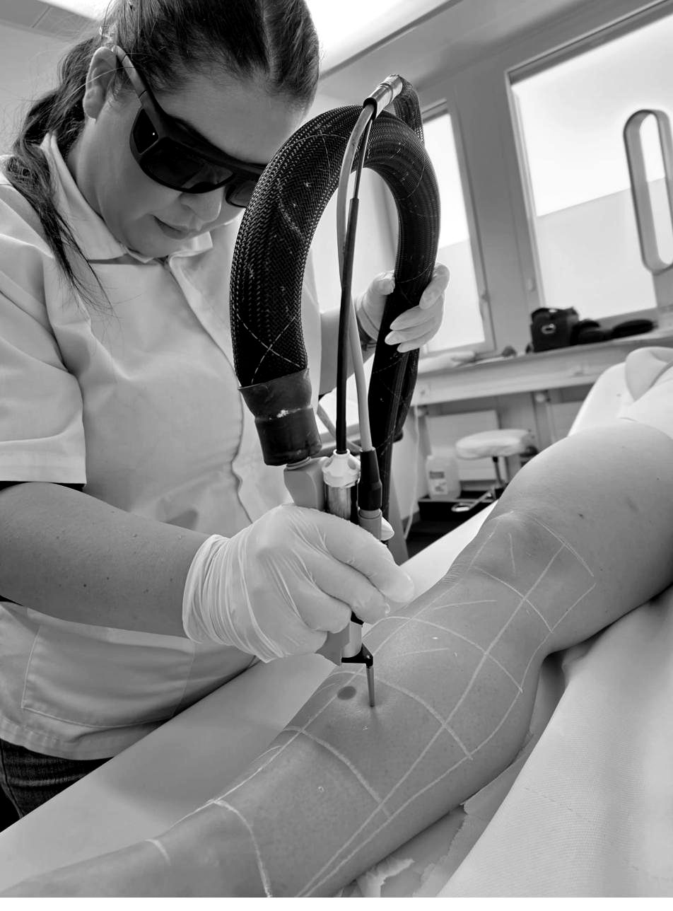 Esthéticienne en formation épilation laser à RIVIERAClinic Academy